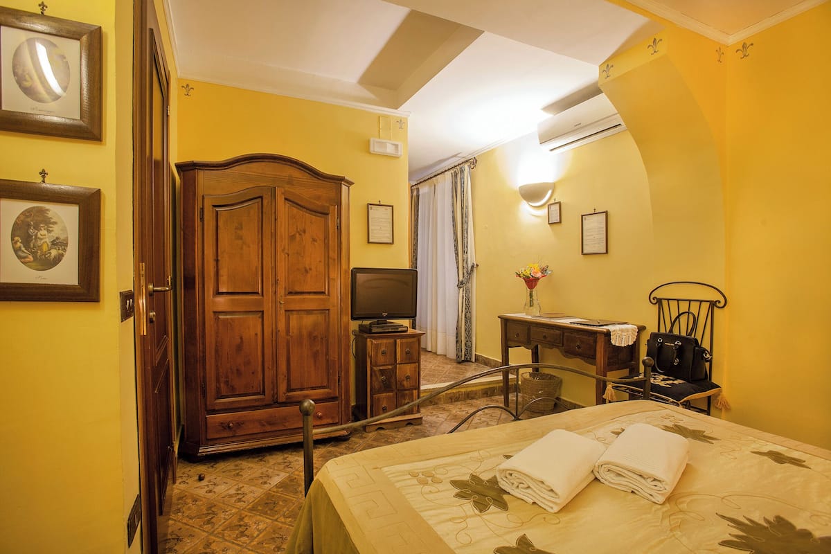 Habitación doble clásica, 1 habitación | Ropa de cama de alta calidad y caja de seguridad en la habitación