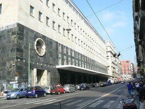 Un edificio con un reloj grande y un cartel que dice "RE IEPOSTE".