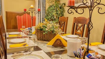 Desayuno buffet (EUR 10 por persona)