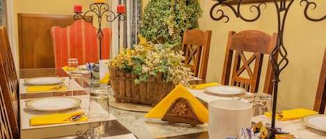 Petit déjeuner buffet (10 EUR par personne)