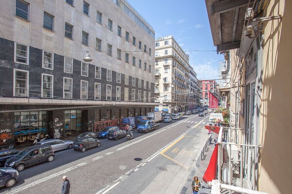A street view with buildings, parked cars, and a clear sky. - B&B L'Alloggio dei Vassalli (Naples)