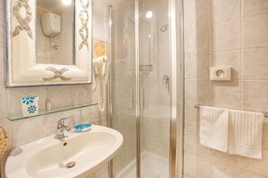 Chambre Double Classique, 1 chambre | Salle de bain