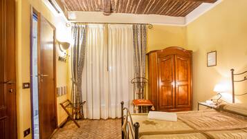 Ropa de cama de alta calidad y caja de seguridad en la habitación