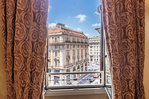 Double or Twin Room | In-room safe, desk, free WiFi, bed sheets - Hotel Fellini (Rome)