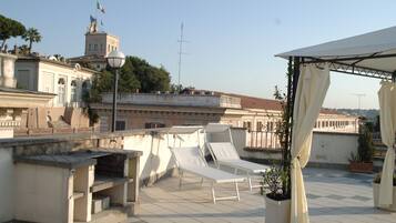 Estudio en el ático con terraza | Vista a la ciudad