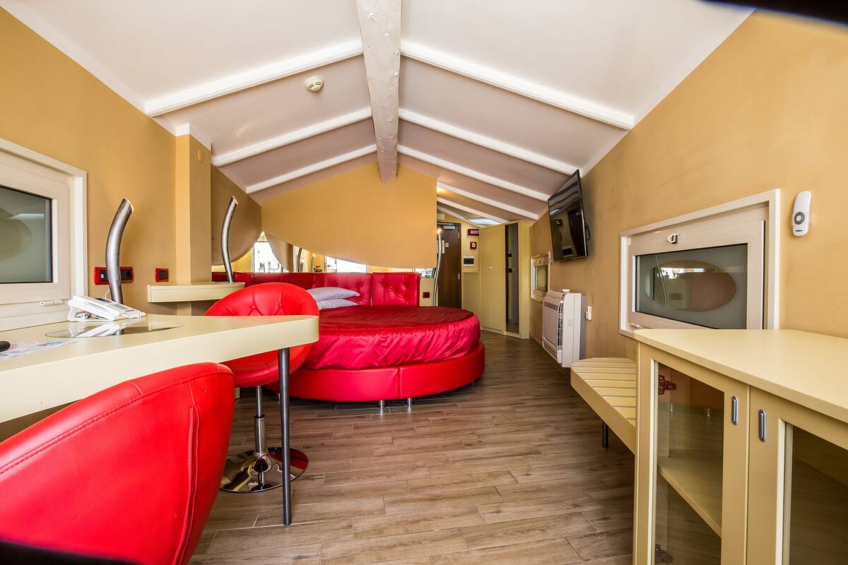 Studio im Dachgeschoss mit Terrasse | Zimmersafe, Schreibtisch, kostenloses WLAN, Bettwäsche