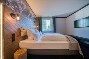 Ropa de cama hipoalergénica, caja fuerte, escritorio