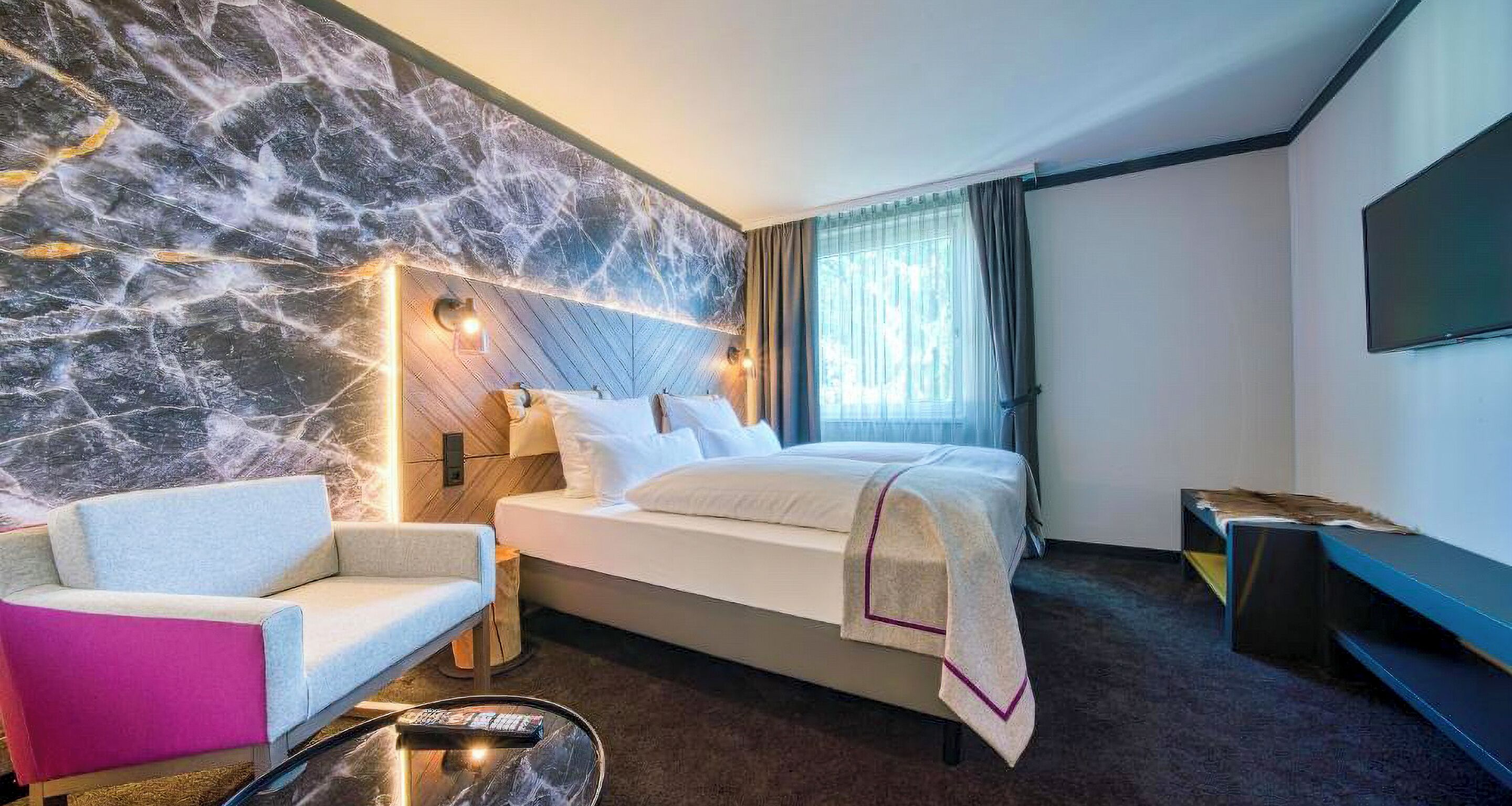 Suite | Hypo-allergenic bedding, minibar, in-room safe, desk