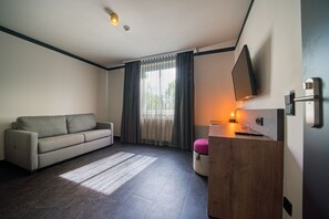 En 43-tommers Flatskjerm-TV med Parabol-TV samt TV