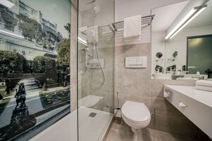 Suite junior, 1 cama de matrimonio grande | Baño | Ducha, secador de pelo y toallas