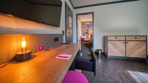 Eine moderne Küche mit Holz Arbeitsplatte, integriertem Herd und einer Sitzecke mit Stuhl und Tisch.