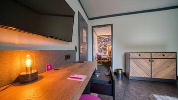 Allergikerbettwaren, Minibar, Zimmersafe, Schreibtisch