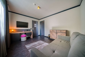 Junior Suite | Hypo-allergenic bedding, minibar, in-room safe, desk - PLAZA INN Salzburg Messe  (Salzburg)