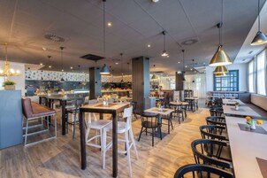 Se ofrece un desayuno bufé (22.90 EUR por persona)