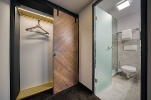 Junior Suite, 1 King Bed | Bathroom | Shower, free toiletries, hair dryer, towels - Plaza INN Salzburg Messe (Salzburg)