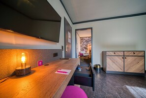 Hypo-allergenic bedding, minibar, in-room safe, desk