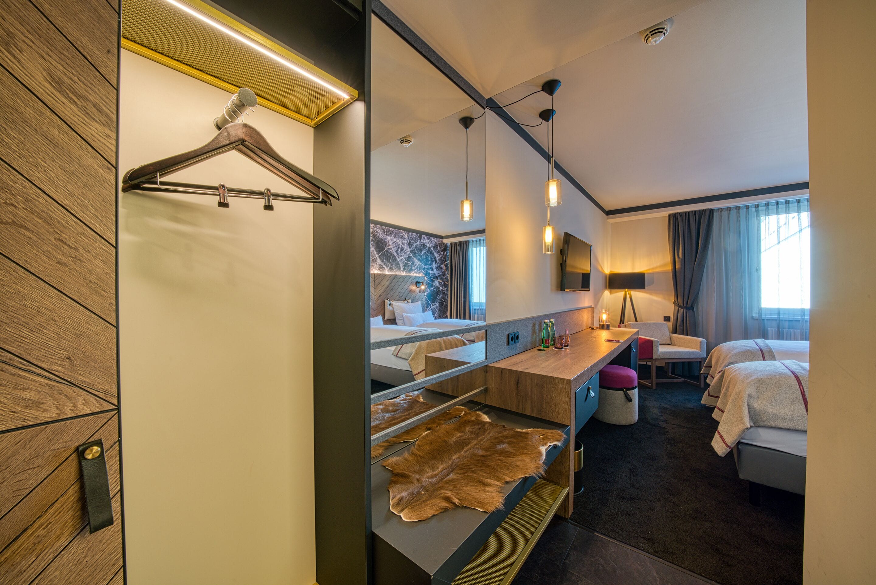 executive double room, 1 king bed | living area | 43-inch flat-screen tv with satellite channels, tv