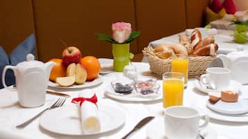 Desayuno buffet (EUR 26 por persona)