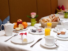Desayuno buffet diario (EUR 26 por persona)