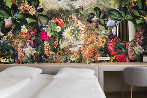 Ropa de cama hipoalergénica y caja de seguridad en la habitación 