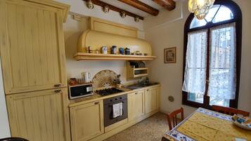 Lemari es, oven, kompor, dan mesin pencuci piring