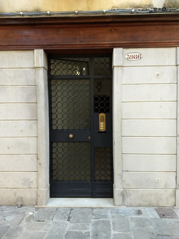 المنشأة من الخارج