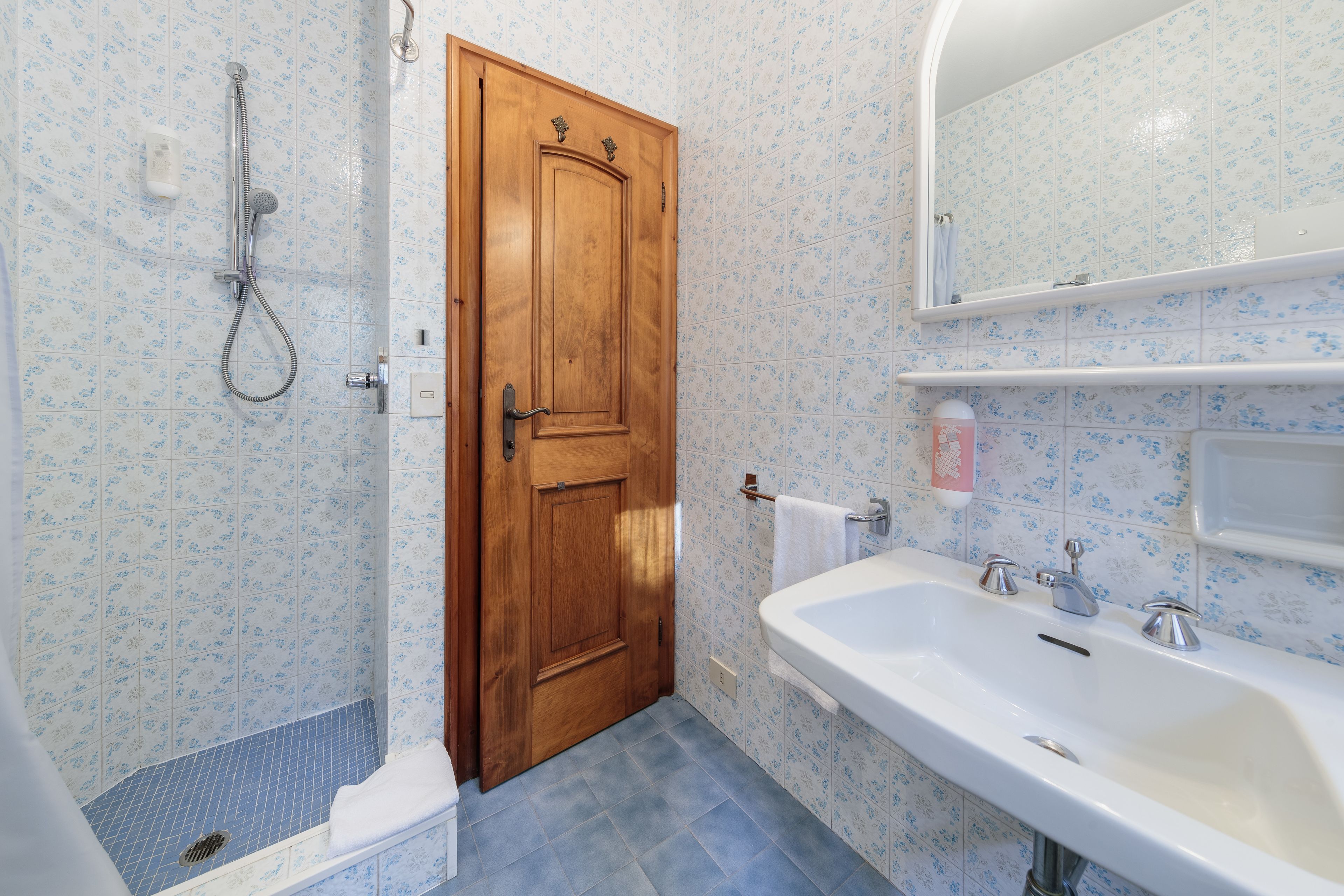 1 bedroom, desk, free wifi, bed sheets