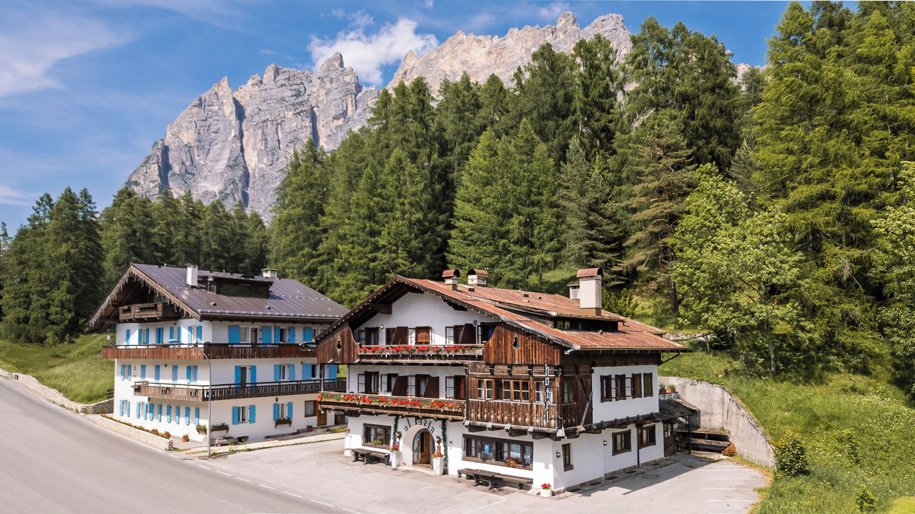 Vista frontal de la propiedad