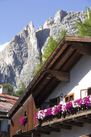 A mountain chalet with wooden balconies and flower boxes. - Hotel Al Larin (Cortina d'Ampezzo)