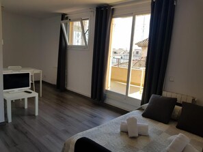 Minibar, blackout drapes, free WiFi - Hostal Termes (Sitges)