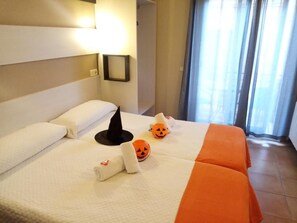 Minibar, blackout drapes, free WiFi - Hostal Termes (Sitges)