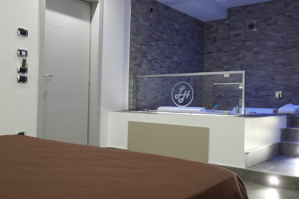 Frette Italian sheets, premium bedding, minibar, desk