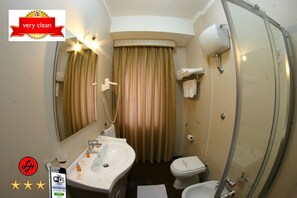 Chuveiro, secador de cabelo, toalhas de banho 