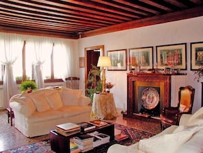 Suite | Living area | Flat-screen TV - At Home A Palazzo (Venice)