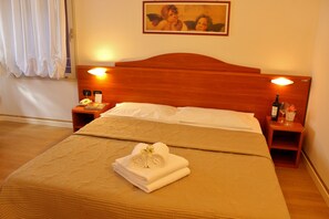 Habitación estándar con 1 cama matrimonial o 2 individuales, 1 habitación, vista a la montaña