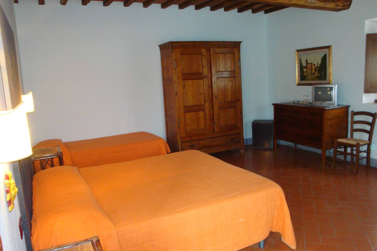 free cots/infant beds, free wifi