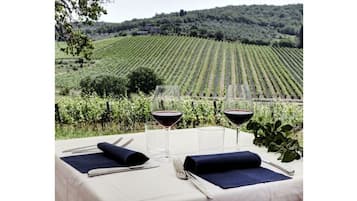 Aperto a colazione, pranzo e cena, con vista sul giardino