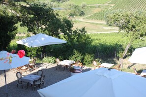 Petit déjeuner, déjeuner et dîner servis sur place, vue sur le jardin