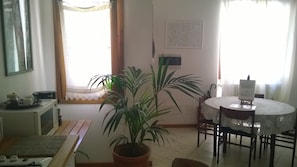 Standard Apartment | Living room | 22-inch TV with digital channels - Leonardo's Rooms (Pontassieve)
