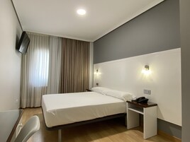 Habitación doble | Escritorio, espacio para trabajar con un portátil, cortinas opacas