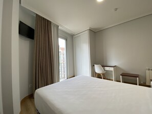 Desk, laptop workspace, blackout curtains, free WiFi - Hotel Arsus (Vigo)