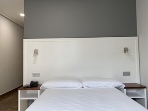 Desk, laptop workspace, blackout drapes, free WiFi - Hotel Arsus (Vigo)