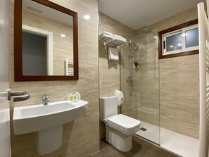 Rainfall showerhead, free toiletries, hair dryer, bidet - Hotel Arsus (Vigo)