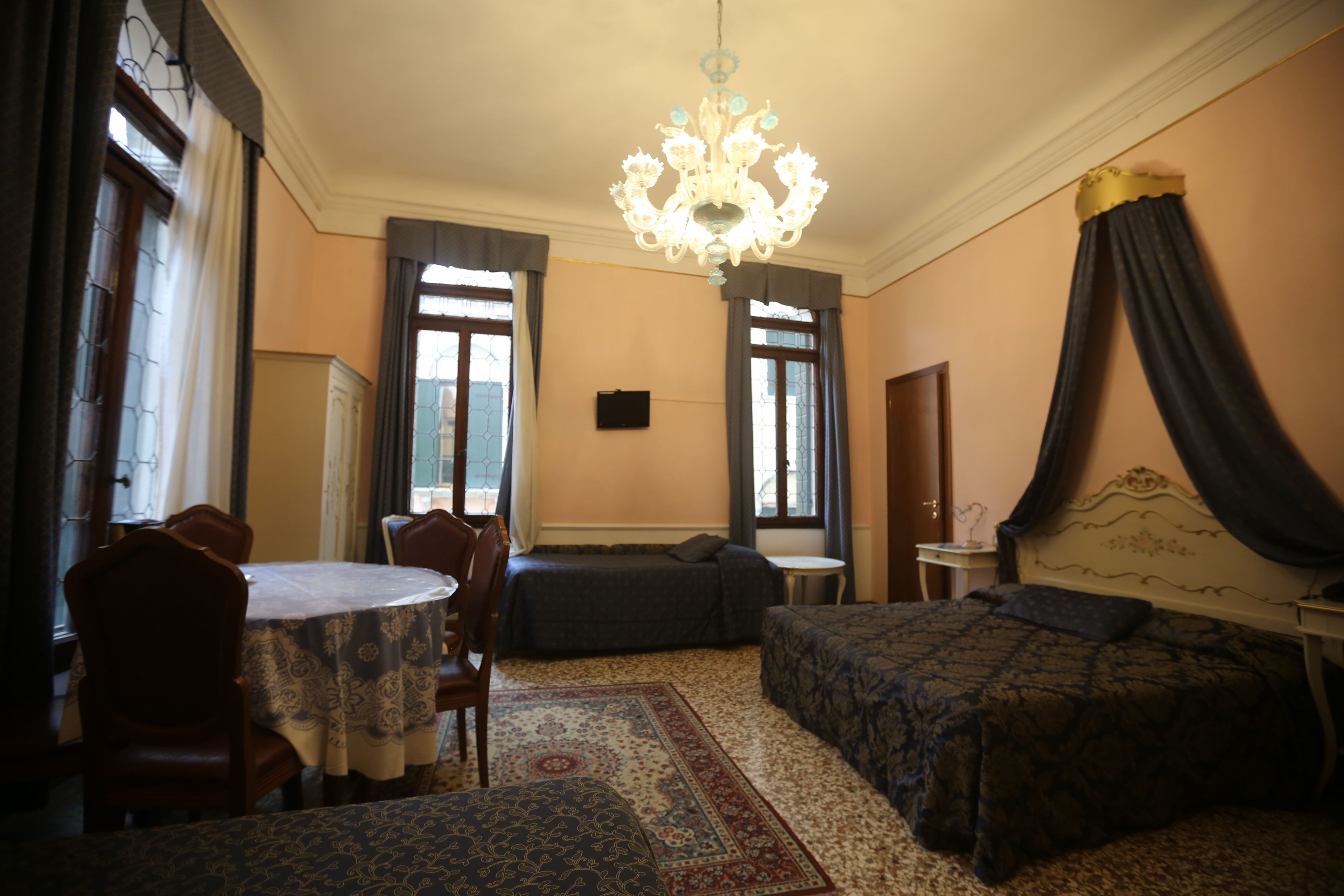 junior suite, private bathroom | in-room safe, soundproofing, free wifi, bed sheets
