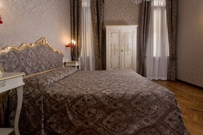 Habitación Deluxe doble, 1 habitación, baño privado, entresuelo | Caja fuerte, sistema de insonorización, wifi gratis y ropa de cama