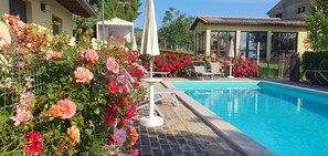 AuĂenpool, geöffnet von 08:00 Uhr bis 19:30 Uhr, Sonnenschirme