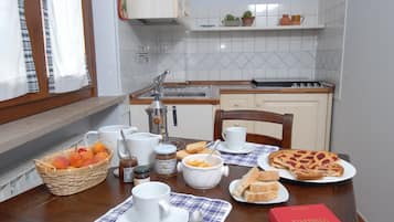 Romantic Apartment, 1 Double Bed | In-room dining