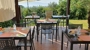 Departamento Confort, cocineta | Terraza o patio