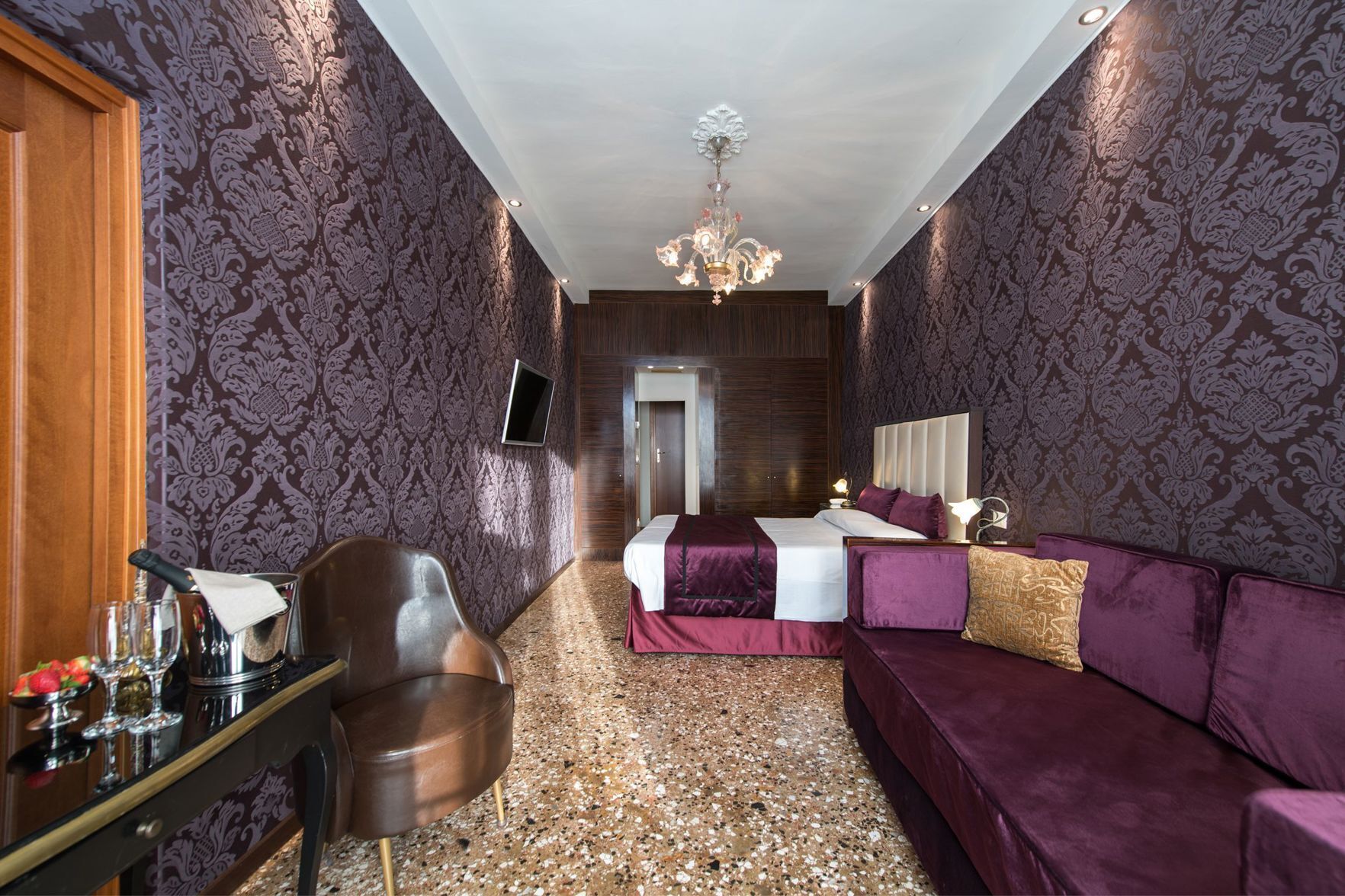 오리/거위털 이불, 미니바, 객실 내 금고, 책상