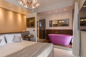 Down duvets, minibar, in-room safe, desk - Locanda Leon Bianco on the Grand Canal (Venice)